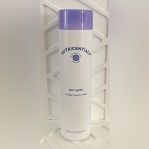 Nu Skin Day Away Micellar Beauty Water
New and sealed